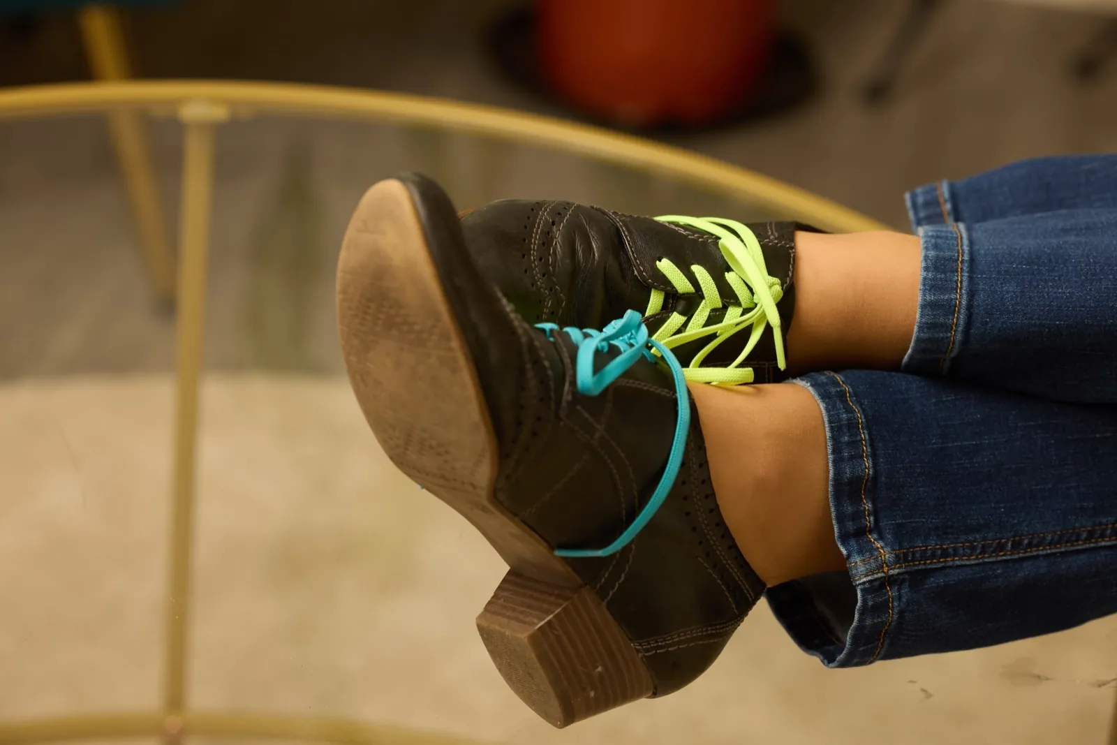 Stiefel mit neongrünen und cyanfarbenen Schnürsenkeln in den Hausfarben der Fahrschulen Kiauka & Goss